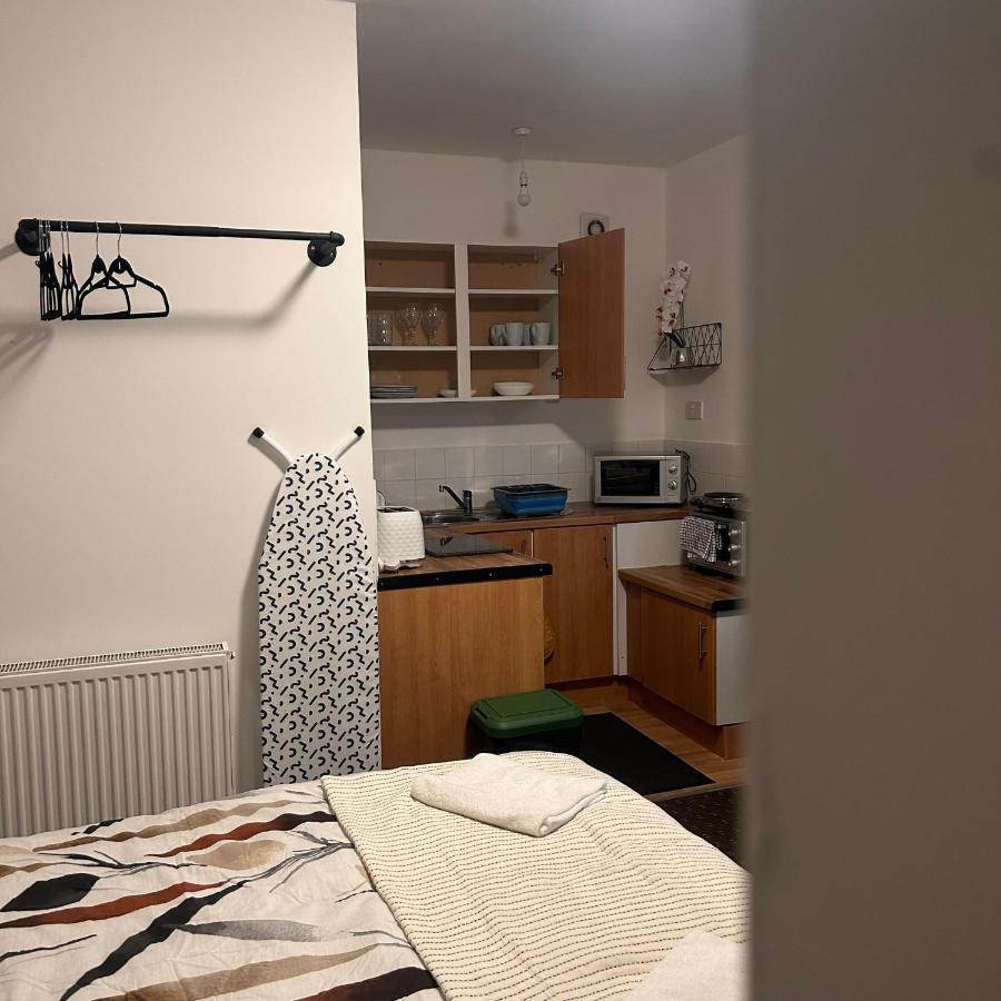 Bv Charming Studio With Free Private Parking, 10 Minutes From Town Centre Daire Huddersfield Dış mekan fotoğraf