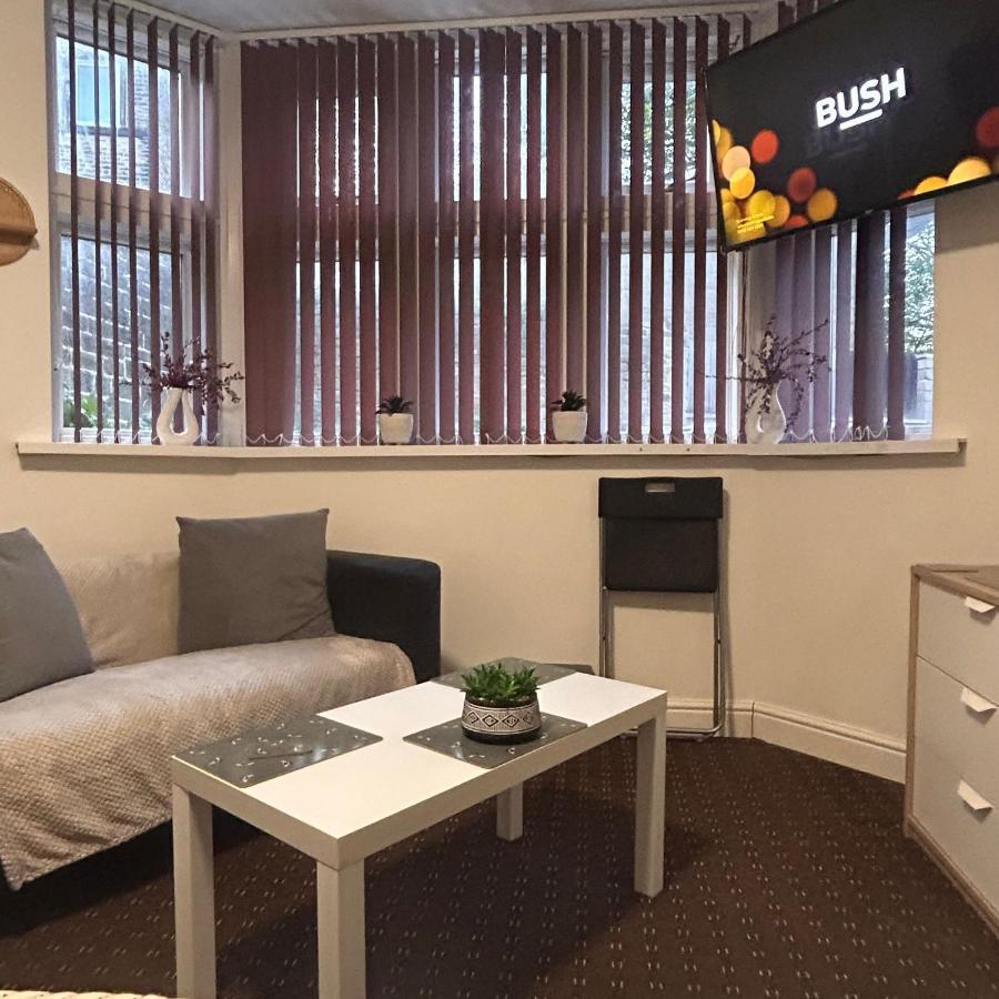 Bv Charming Studio With Free Private Parking, 10 Minutes From Town Centre Daire Huddersfield Dış mekan fotoğraf